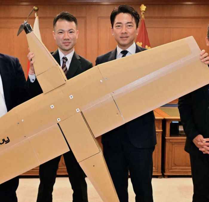 日防卫大臣晒与纸板无人机合影，网友：发射可能得挑天气