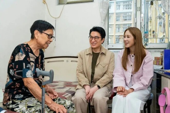 徐子淇手挽设计师 李家诚拿酒杯跟随其后（配图7）