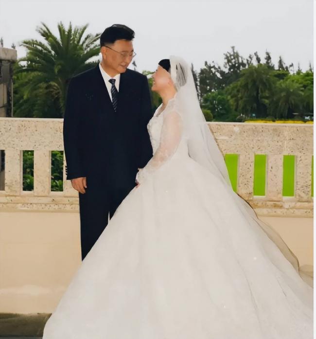 金龟子王宁晒出婚纱照后，恶心一幕很快上演