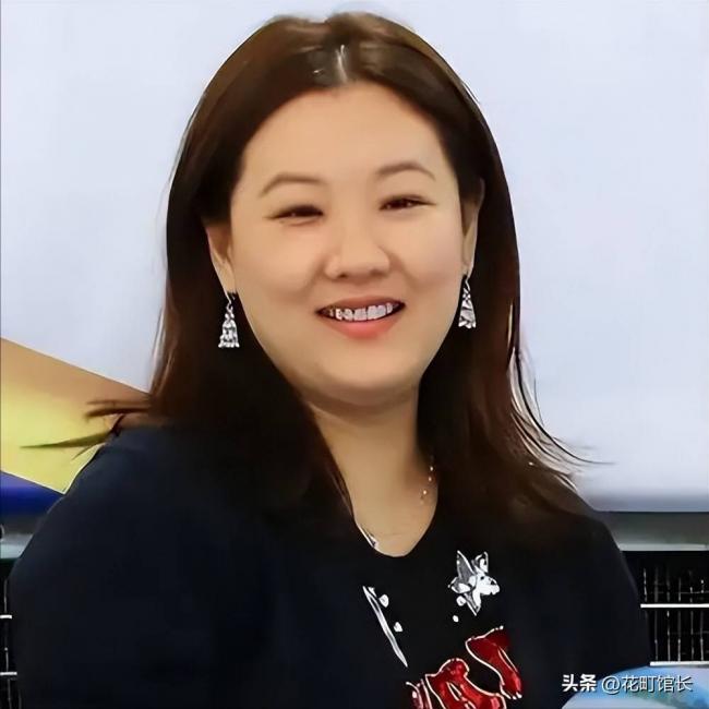 伏明霞全家罕见同框 完全富婆样 女儿似明星