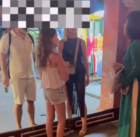 1名外国女游客身穿高衩的黑丝透视装，准备进入当地古迹日本桥参观，1名越南女导览员上前表示，这样的穿著不能进入遗产区。（图撷自脸书）