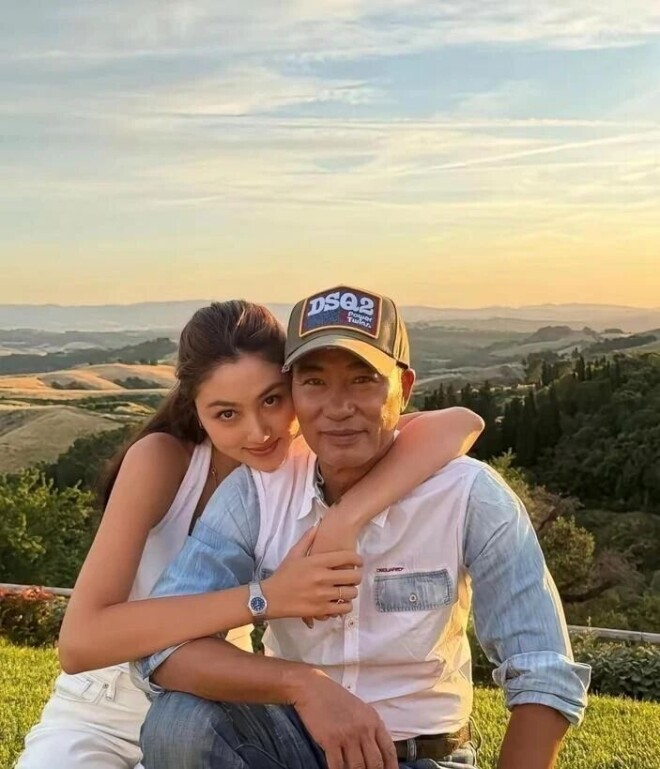 71岁任达华一家三口度假 女儿一手挽爸一手牵妈（配图2）
