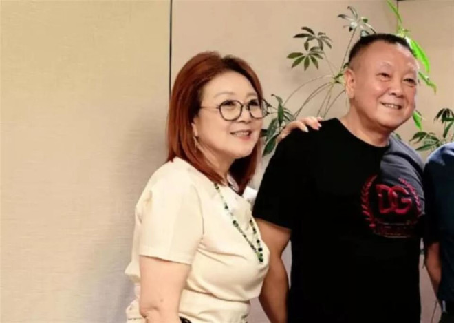 嫁给张艺谋15年陈婷母亲近照曝光 戴着玉镯（配图3）