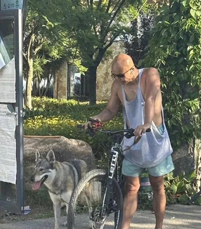 51岁乐嘉近况曝光：隐居在云南 和女儿相依为命（配图1）