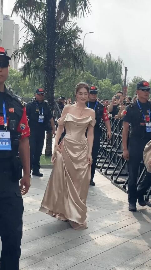 50岁李小冉现身 穿抹胸身材极品白皙（配图9）