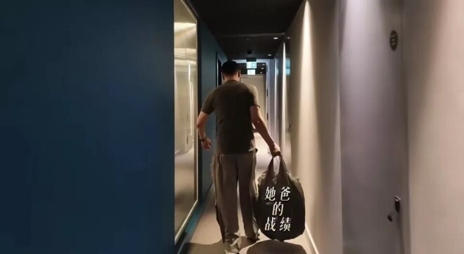 胡军一家在伦敦帮女儿搞卫生 看着好接地气（配图12）