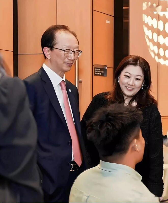伏明霞一家五口参加晚宴 23岁大女儿颜值惊艳（配图8）