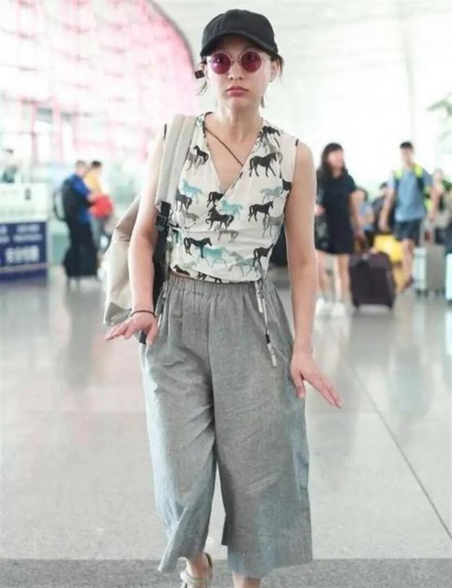 51岁周迅机场生图被拍 像20岁姑娘 全身百元货
