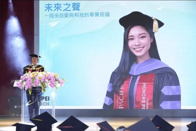 去世5年的女儿 出现在父亲的毕业礼上（配图1）