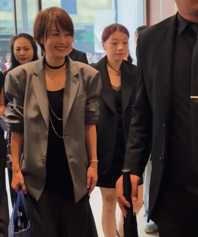 50岁马伊琍罕见出席活动 笑容迷人太有范（配图2）