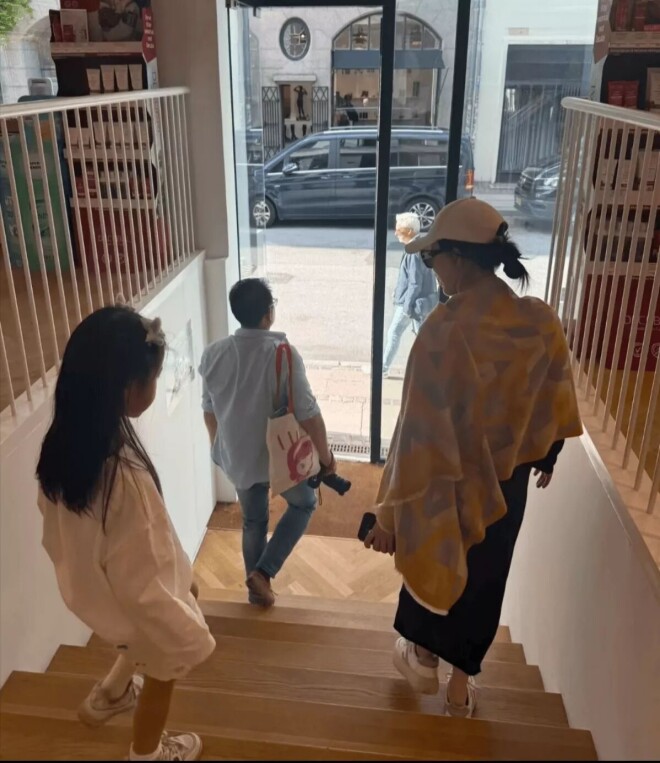 田朴珺带女儿国外度假 穿黑裙配羊绒披肩像贵妇（配图4）