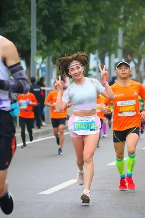 可惜了，25岁高颜值学霸倒在全马赛道上