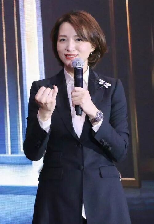 董卿现身敬一丹追悼会 头发染了但凌乱憔悴（配图14）