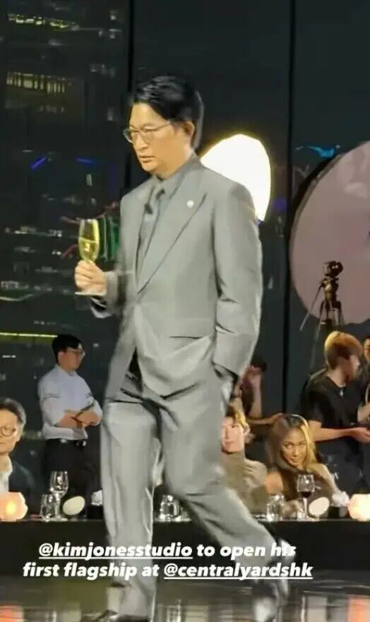 徐子淇手挽设计师 李家诚拿酒杯跟随其后（配图3）