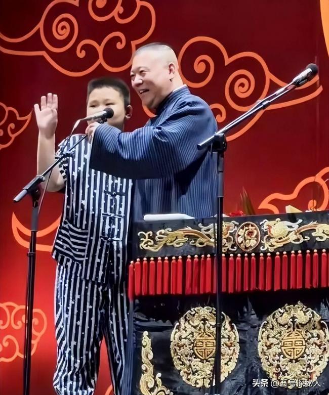 郭德纲二儿子长相太着急 和老妈共用一张脸