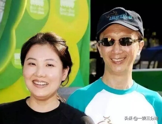 伏明霞74岁丈夫露面 佝偻头秃动作痴（配图16）