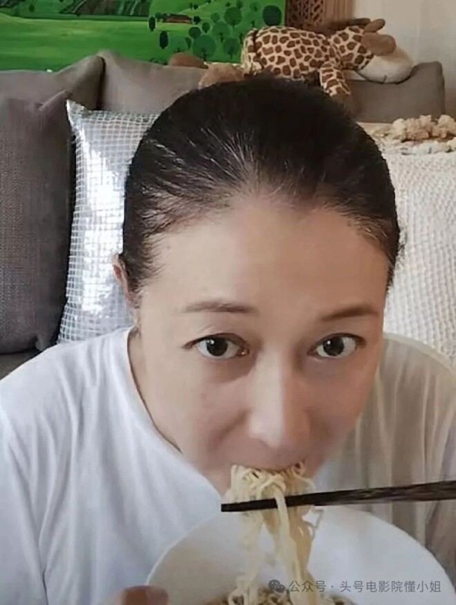 53岁吴绮莉中秋素颜直播 被问成龙直接跳过（配图2）