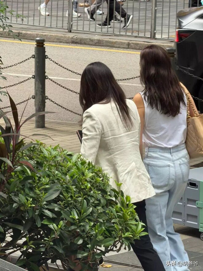 郭晶晶中环逛街被偶遇 衣服皱巴、头发干枯毛躁（配图3）