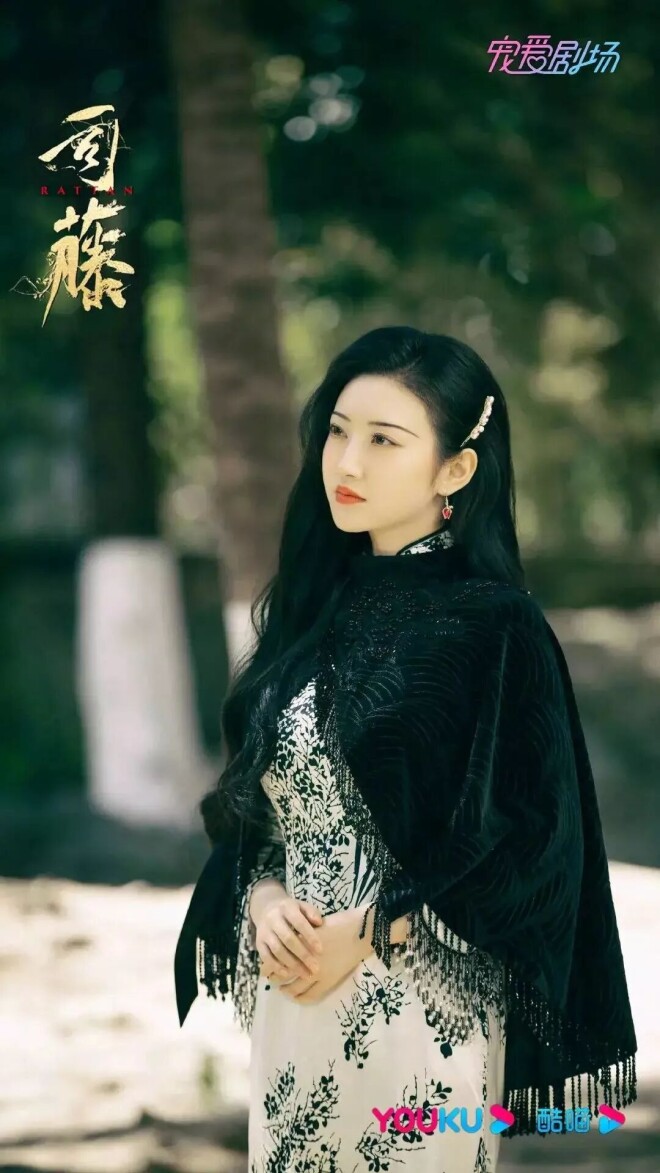 景甜现身机场：打扮十分精致 神态略显拘谨（配图10）