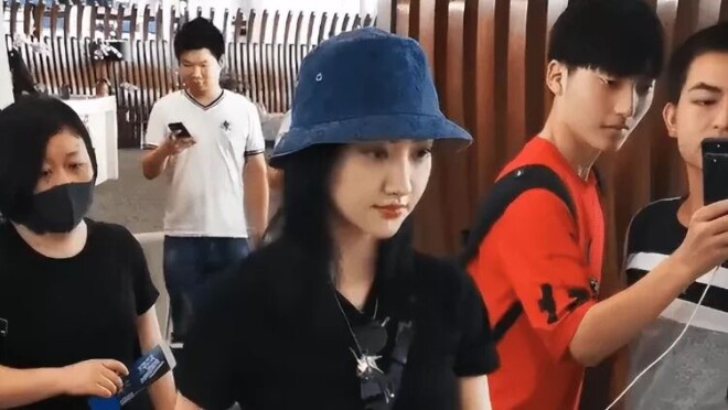 景甜现身机场：打扮十分精致 神态略显拘谨（配图18）