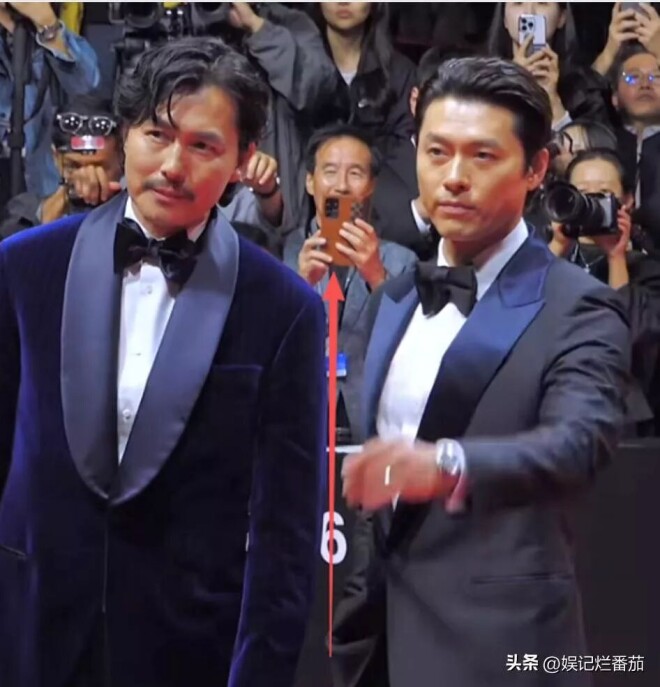 近距离看周迅：脸肿的认不出 头发黑却稀疏（配图13）