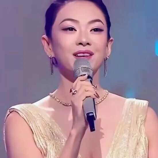 这是章子怡？面容大变被指浮肿紧绷疑医美过度