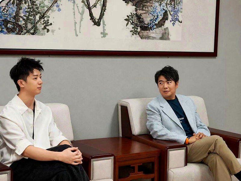 林亭翰(左)跟国际大师郎朗合作打造音乐盛宴。图／海上月光仲夏夜音乐会提供