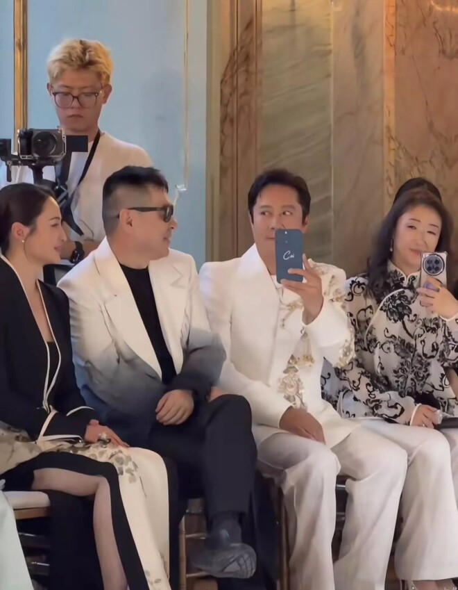 蔡国庆8岁儿子走秀 圈外老婆罕露面好优雅（配图11）