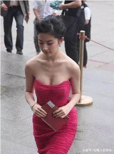 为何刘亦菲单身至今？看完这些照片你就明白了（配图3）