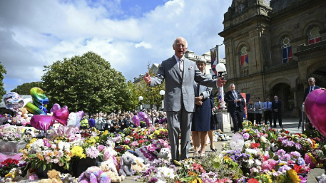 查理三世国王会见了在英国各地引发骚乱的刺伤事件的幸存者 ...