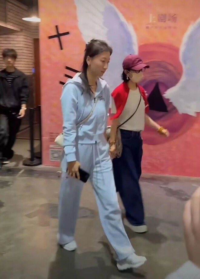 赵丽颖身体不适后首露面 低调现身谢娜话剧现场（配图2）