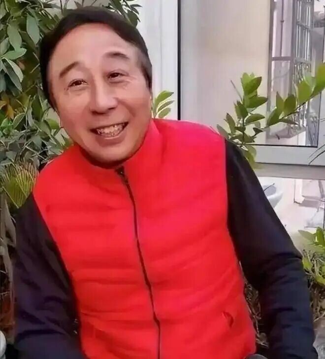 冯巩老旧小区生活照曝光 沙发破皮茶杯掉漆（配图3）