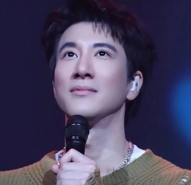 王力宏携父母享受天伦 李靓蕾素颜等公交带三娃（配图5）
