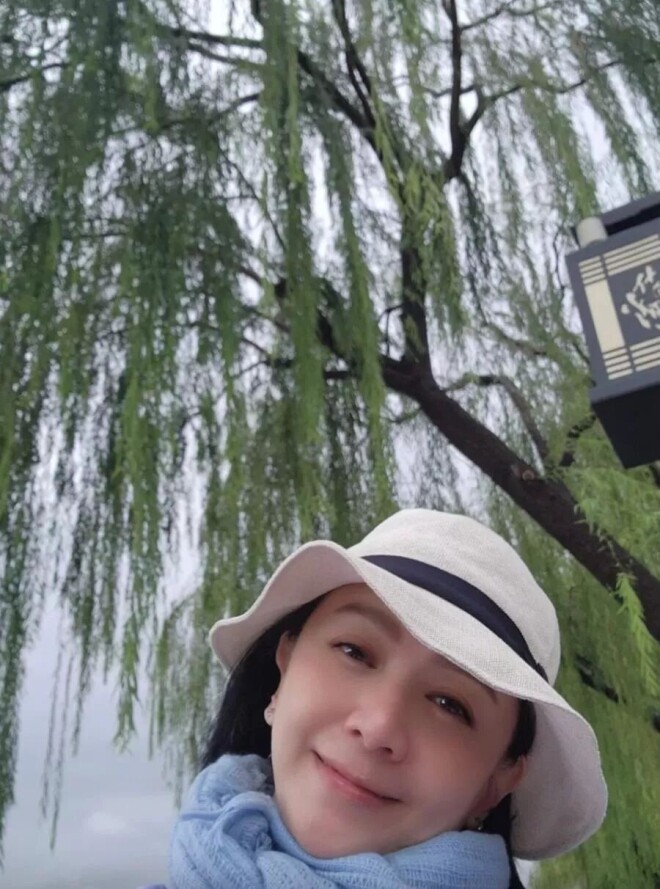 61岁曾华倩晒近照 素颜出镜状态真实（配图2）