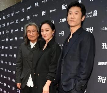 多伦多电影节 周迅酒红深V配黑西服松弛感拉满（配图5）