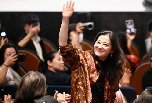 乌镇这一夜，黄磊大女儿惊艳，全场瞩目