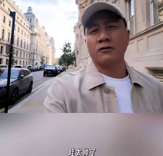 胡军一家四口现身英国 女儿长得像妈妈（配图9）