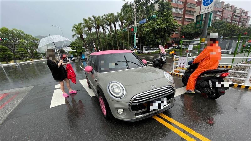 艺人小甜甜去（2025）年5月7日上午驾驶小客车撞到一名曾姓女骑士。 （图/翻摄画面）