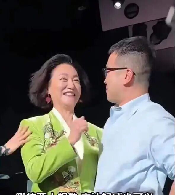 蒋欣被男设计师突然亲脖子 吓得当场大叫（配图3）