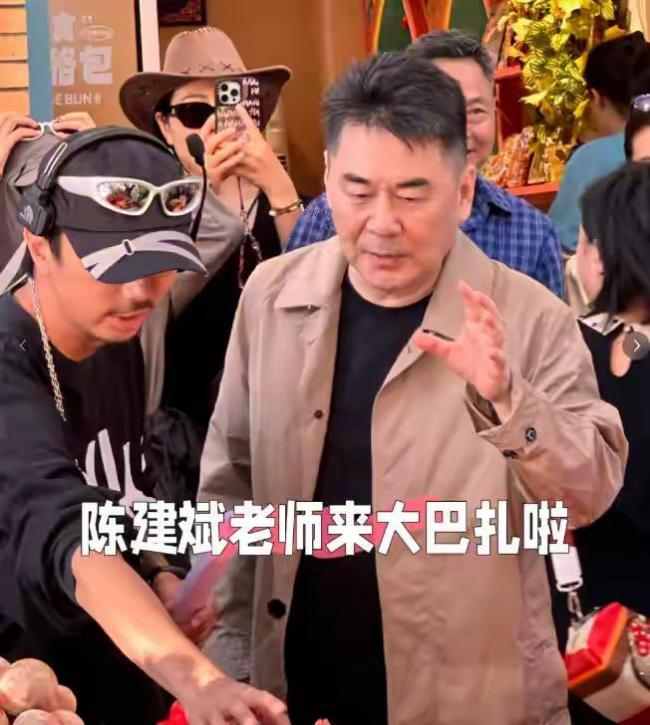 陈建斌一家现身罗马 他穿黑衣挺大肚很苍老