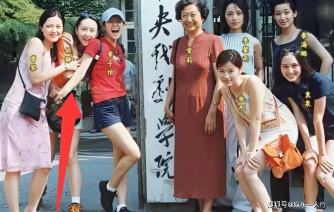 胡静杭州偶遇 白衬衫牛仔裤、素颜白皙太冻龄（配图11）