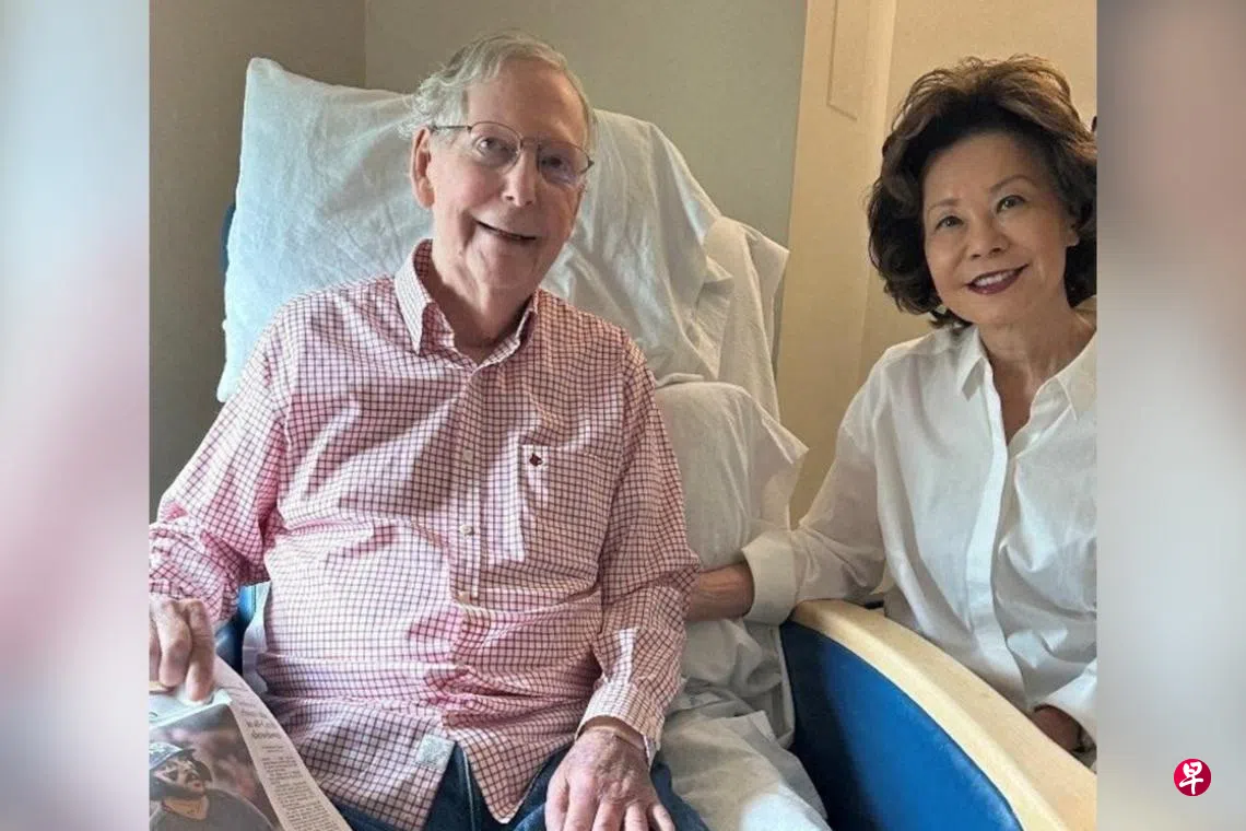 美国共和党资深参议员麦康奈尔住院长期未露面引发外界揣测其健康状况。他的办公室星期天（7月12日）发布一张麦康奈尔与夫人赵小兰（右）当天在医院的合照，不料仍在社媒引发照片乃AI生成的传言。 （路透社）