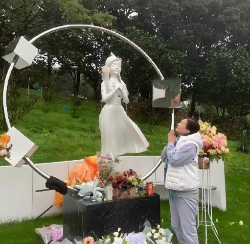 具俊晔和丈母娘祭奠大 S 看把他们几个乐的