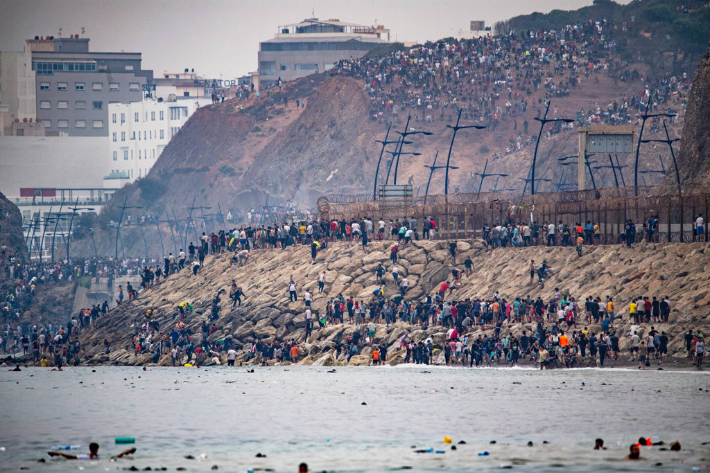 西班牙北非海外飛地休達（Ceuta）本週爆發史上最大規模移民潮，約6萬名移民自摩洛哥大舉越境，造成至少57人因踩踏、溺水等意外喪生。（示意圖：shutterstock/達志）