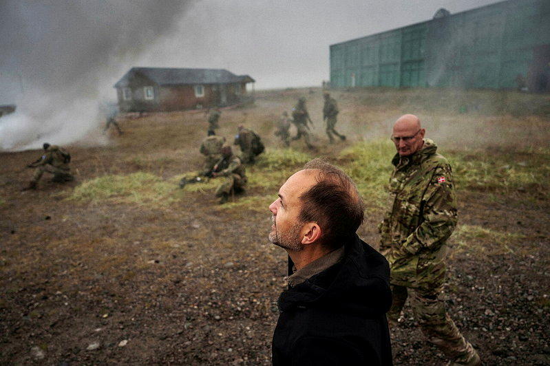 图为本月9日丹麦国防大臣与格陵兰外交大臣在格陵兰纳沙斯瓦哥（Narsarsuaq...