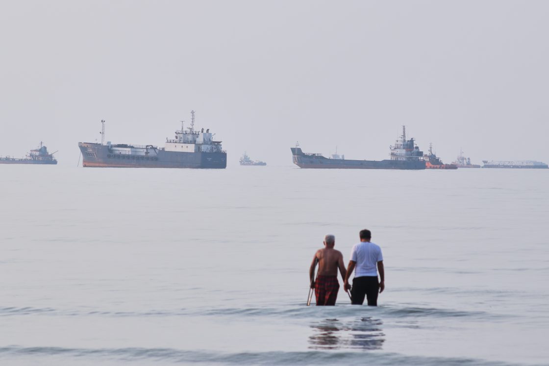 霍尔木兹海峡是谁控制的？美国和伊朗提出相互矛盾的主张（配图1）