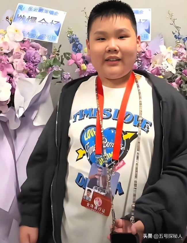 郭德纲二儿子长相太着急 和老妈共用一张脸