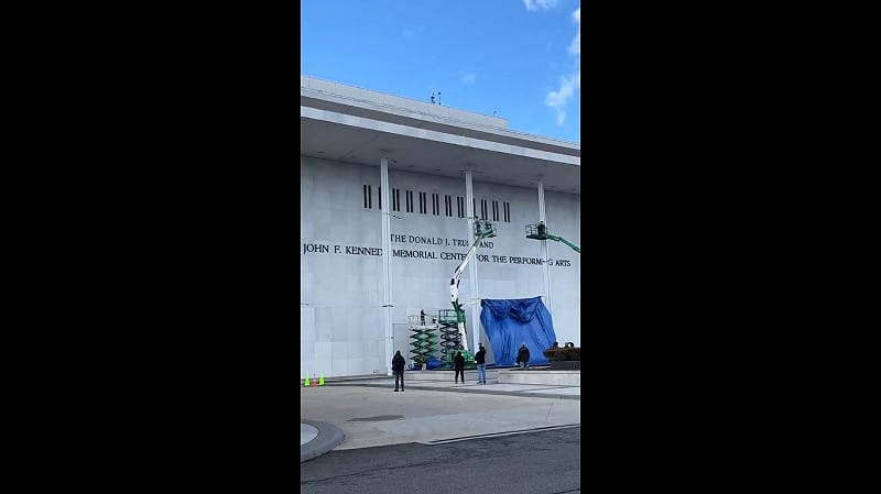  聯邦法院裁定，川普政府強行將該中心改名為「川普-甘迺迪中心」並冠名的行為違法，下令必須限期移除外牆上巨大的「DONALD J. TRUMP」字樣。 圖：擷取自 @lopezdoriga X 帳號 