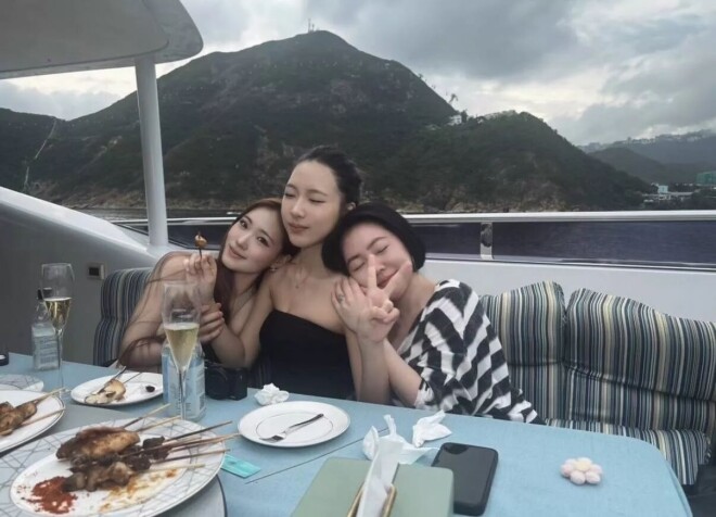 小S香港给84岁婆婆庆生 S妈穿名牌背迪奥很富态（配图16）