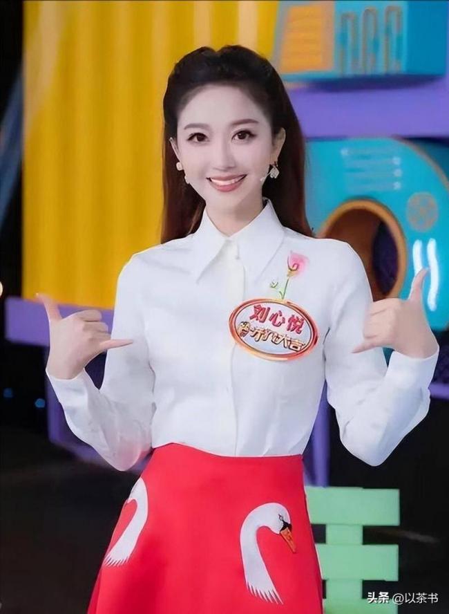 她比董卿知性、比周涛漂亮、39岁未婚育